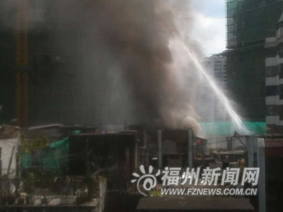 台江福澳花园楼顶爆炸起火　疑似与杂物堆积有关