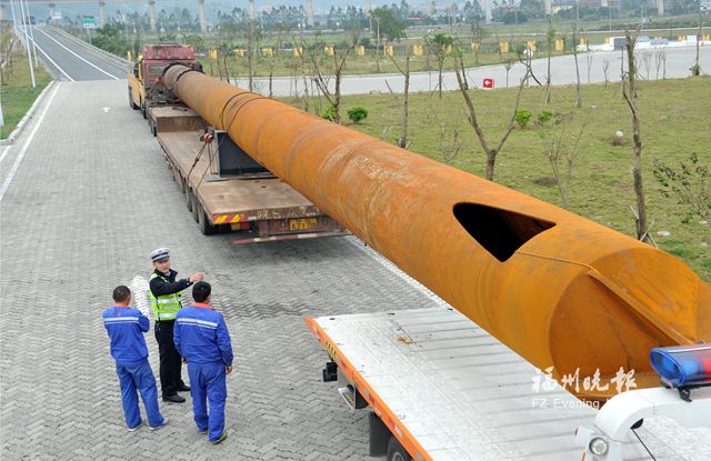 货车超长28米高速被拦　运载大钢管险穿透驾驶室